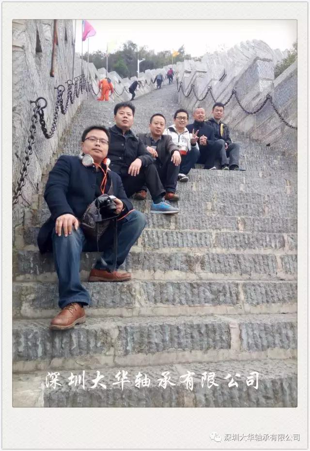 古城墻，坐在最前邊的是號稱體重130的時(shí)尚達(dá)人—九哥